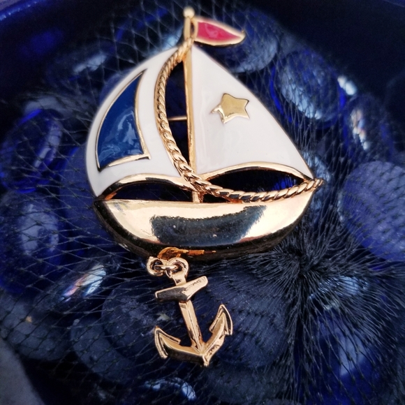 Vintage Avon Nautical Boat Brooch / Pin in Red, White & Blue - Picture 4 of 12